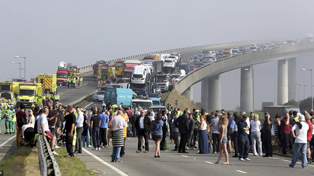 Hiện trường vụ đâm xe trên cầu ở nước Anh.